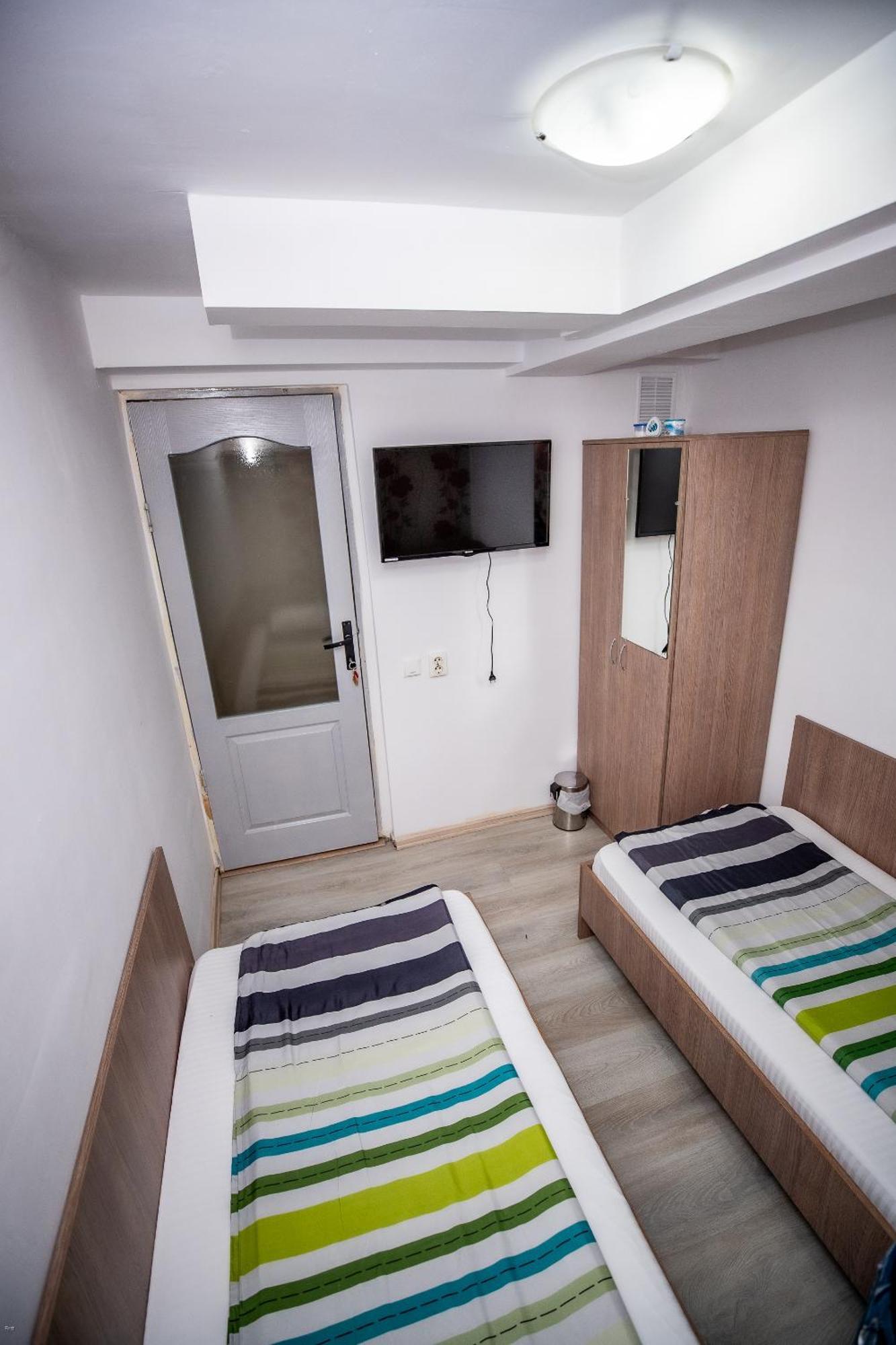 Nelana Hostel Cluj-Napoca Ngoại thất bức ảnh