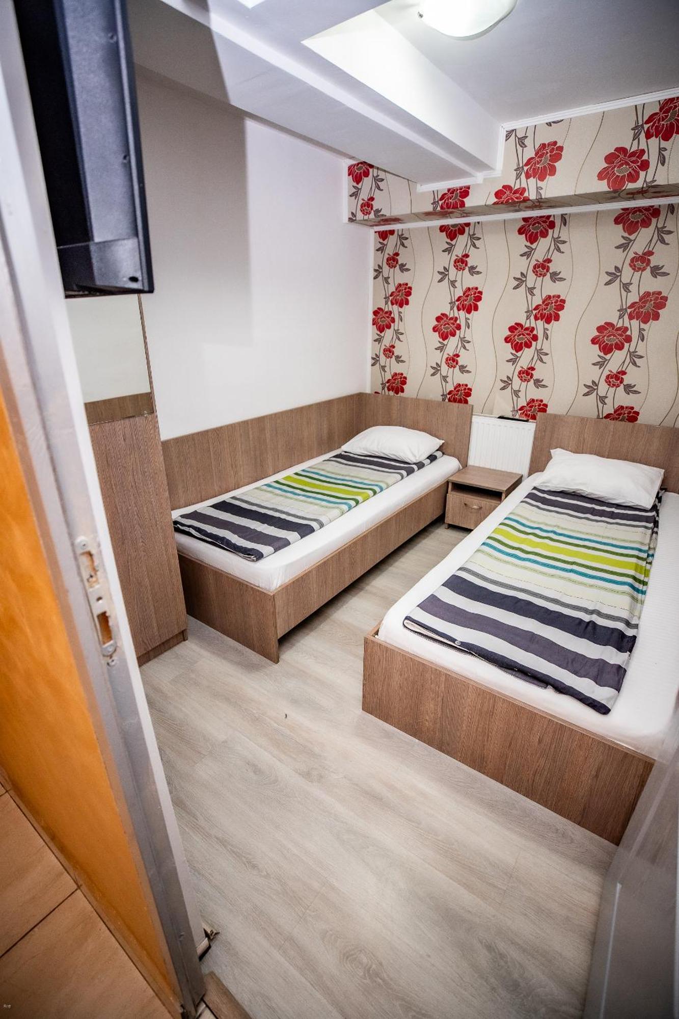 Nelana Hostel Cluj-Napoca Ngoại thất bức ảnh