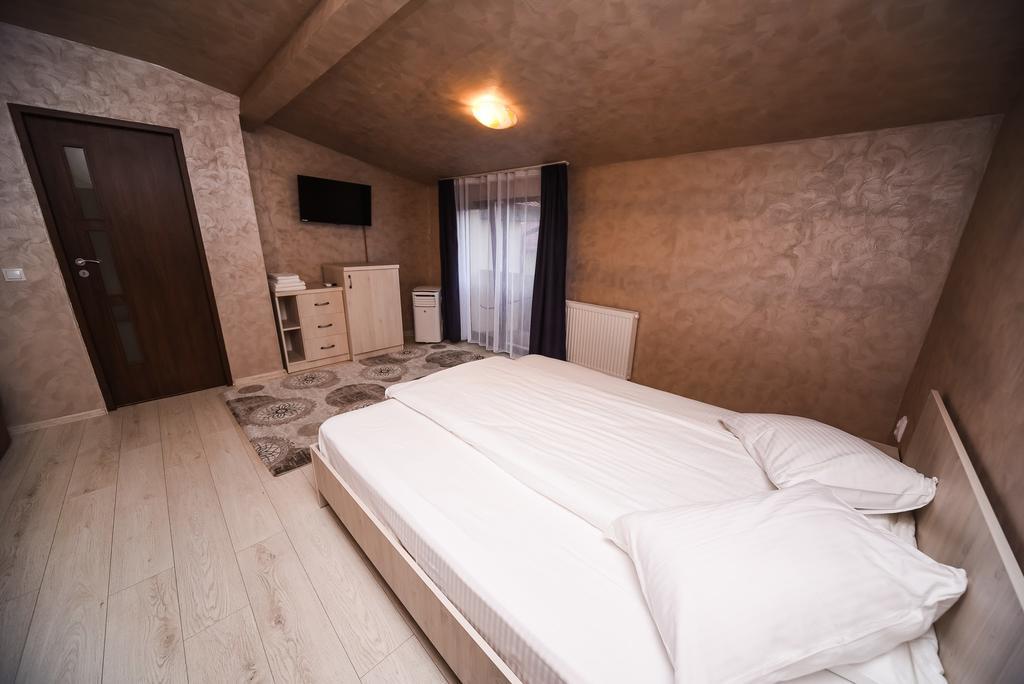 Nelana Hostel Cluj-Napoca Ngoại thất bức ảnh